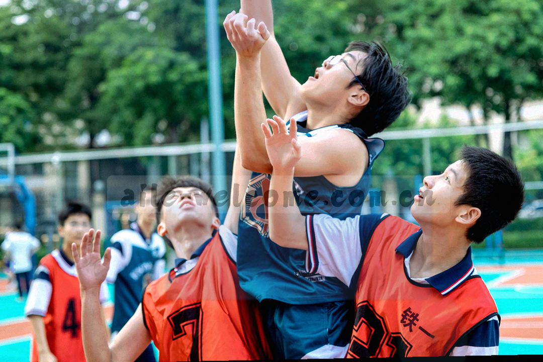 桌面棋局与电玩设备并置的局部特写，青色背光勾勒出轮廓